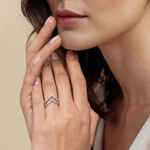 14K White Gold Graduating Diamond Chevron Ring