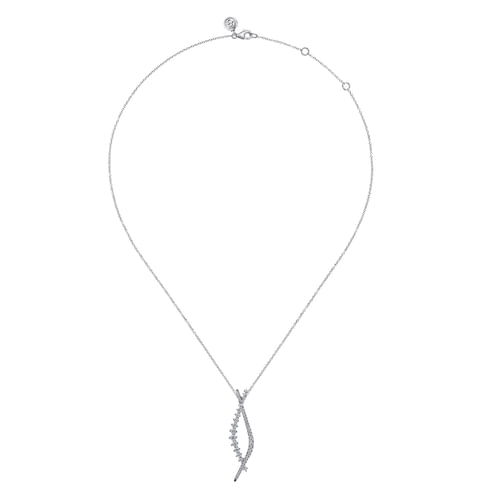 14K White Gold Graduating Diamond Pendant Necklace