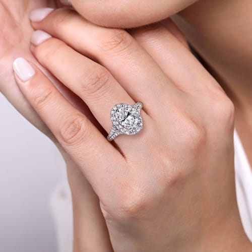 14K White Gold Oval Halo Diamond Engagement Ring 14K White Gold Oval Halo Diamond Engagement Ring