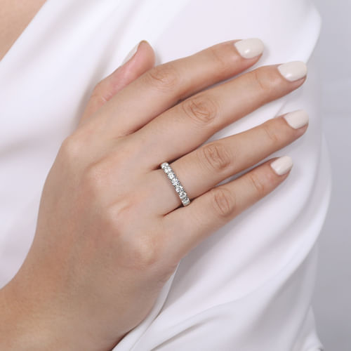 14K White Gold Round 7 Stone Diamond Anniversary Band