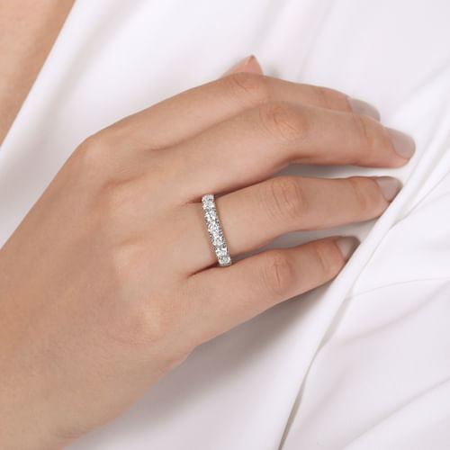 14K White Gold Round 7 Stone Diamond Anniversary Band