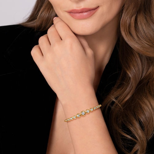14K Yellow Gold Bujukan and Graduating Diamond Split Bangle Bracelet