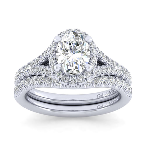 18K White Gold Oval Halo Diamond Engagement Ring