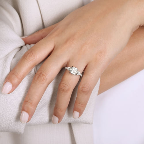 18K White Gold Round 3 Stone Diamond Engagement Ring
