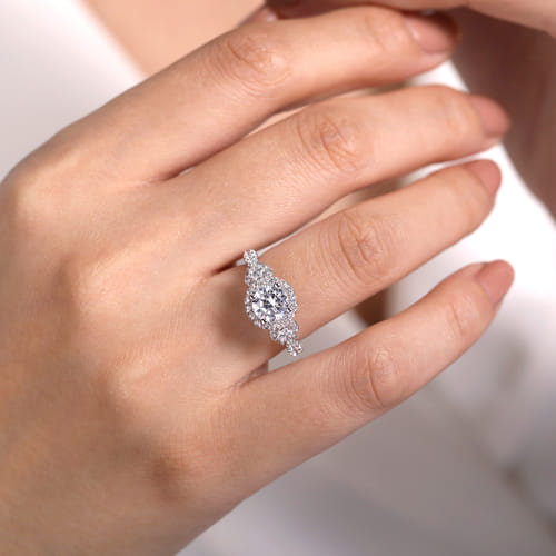 18K White Gold Round Diamond Engagement Ring