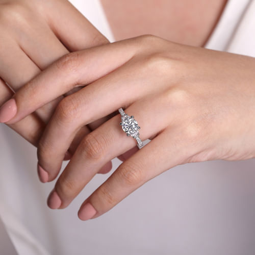 18K White Gold Round Diamond Engagement Ring