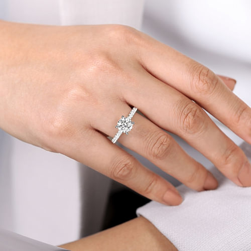 18K White Gold Round Diamond Engagement Ring