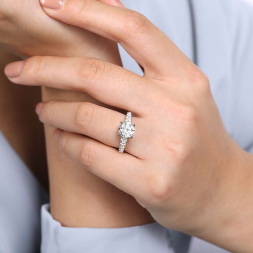 18K White Gold Round Diamond Engagement Ring