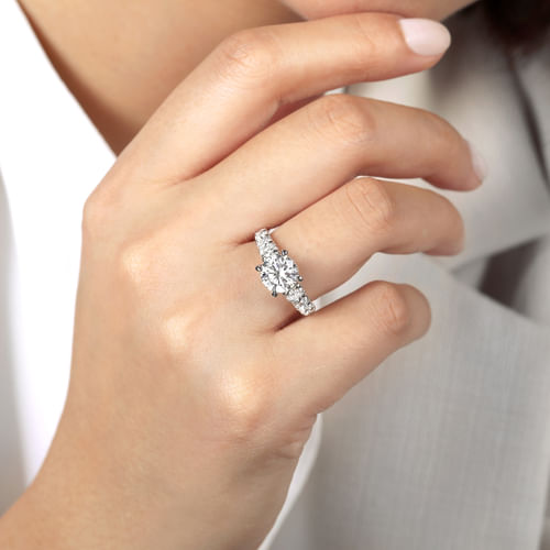 18K White Gold Round Diamond Engagement Ring