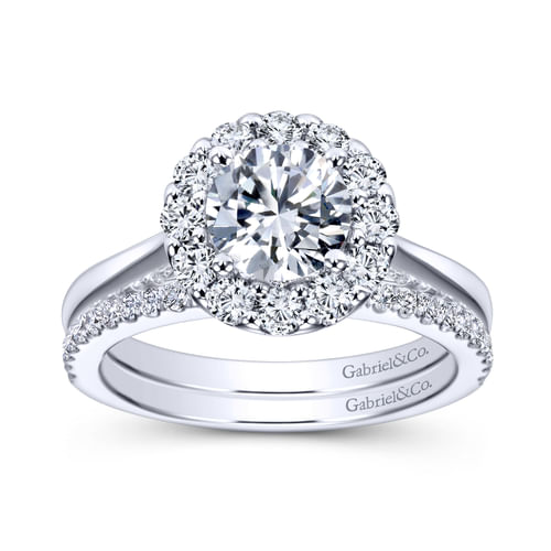 18K White Gold Round Halo Diamond Engagement Ring