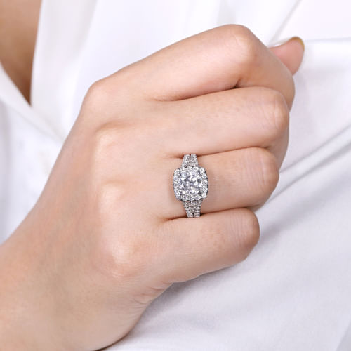 18K White Gold Round Halo Diamond Engagement Ring