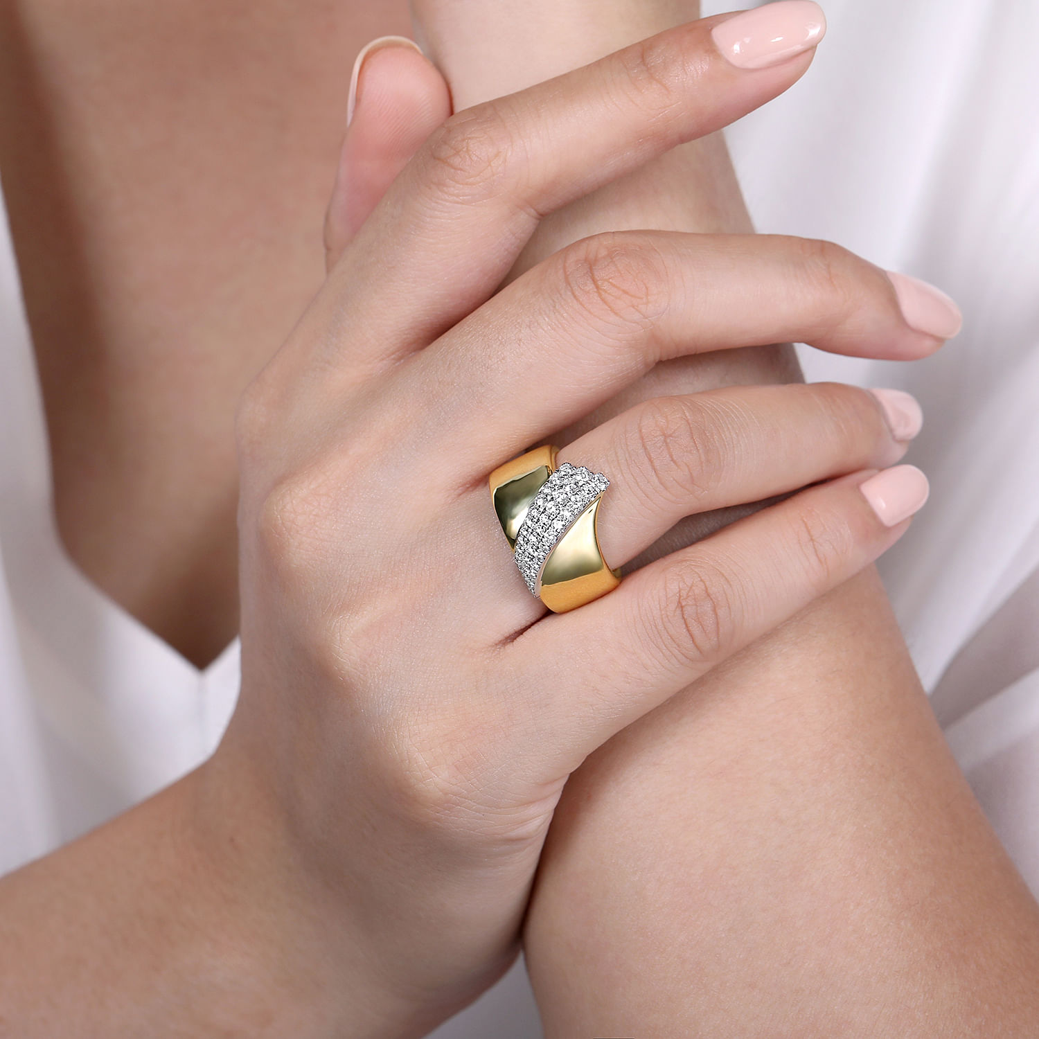 18K White-Yellow Gold Polished Metal and Diamond Pavé Wrap Ring