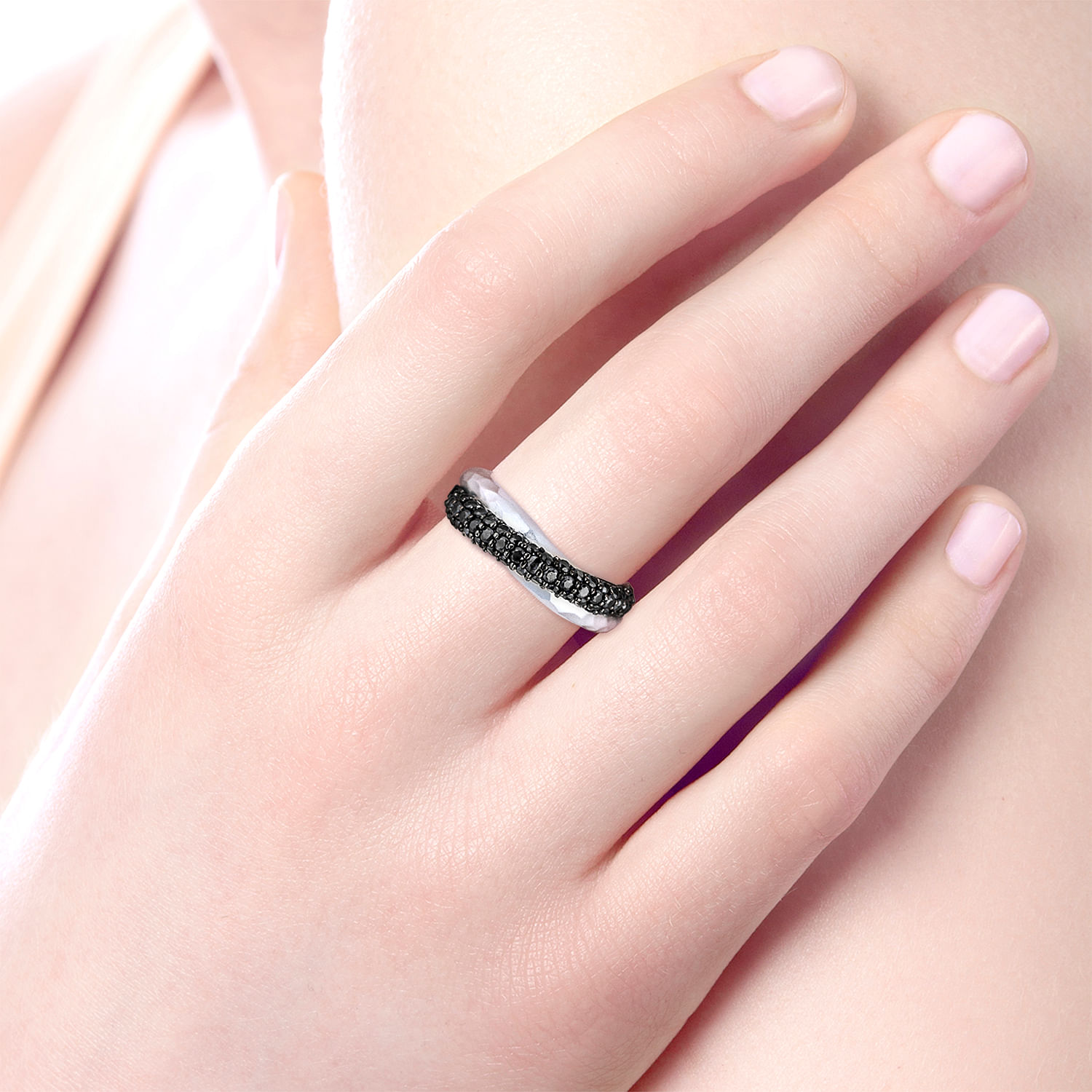 925 Sterling Silver Hammered Black Spinel Criss Cross Ring