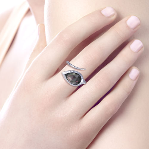 925 Sterling Silver Hammered Pear Shaped Black Pearl/Rock Crystal Open Wrap Ring