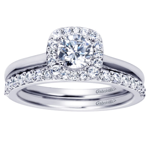 Platinum Round Halo Diamond Engagement Ring