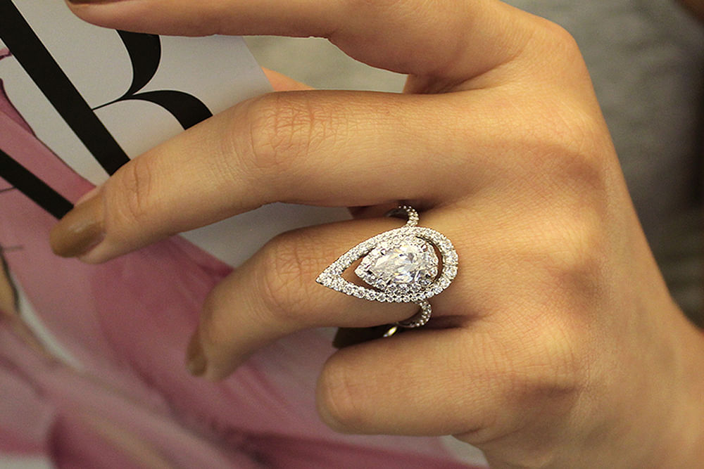 18K White Gold Pear Shape Diamond Engagement Ring ER13660P6W84JJ