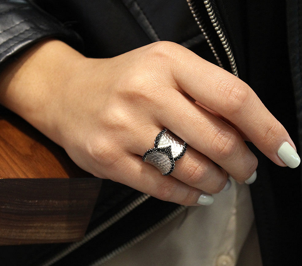 Black spinel band ring discount